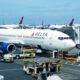 Delta Airlines 737-800 готовится к следующему рейсу в международном аэропорту Джона Ф. Кеннеди, Нью-Йорк.