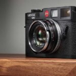 Камера Leica M6 с 35-мм объективом Summicron ограниченной серии на деревянном столе