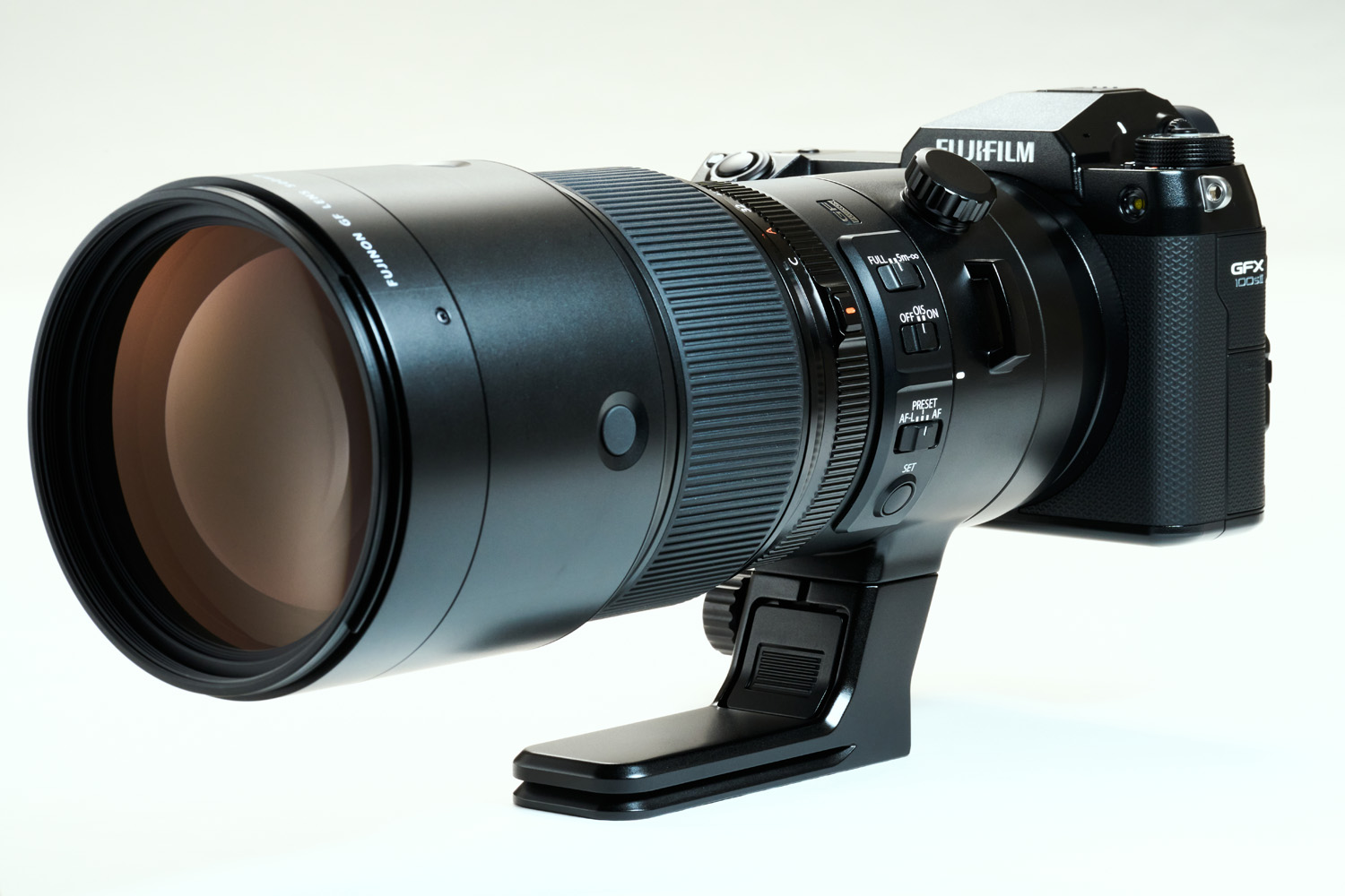 Снимок продукта с объективом Fujinon GF500mm f/5.6 на белом фоне