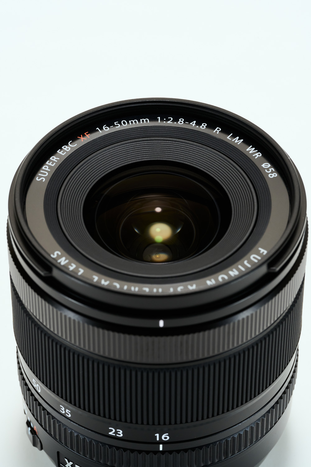 Снимок продукта с объективом Fujinon XF16-50 мм на белом фоне