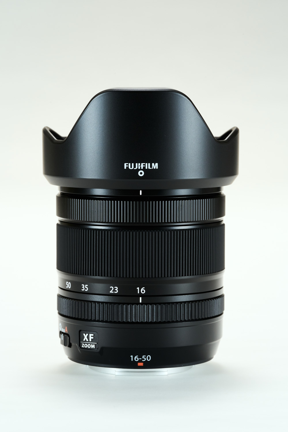 Снимок продукта с объективом Fujinon XF16-50 мм на белом фоне