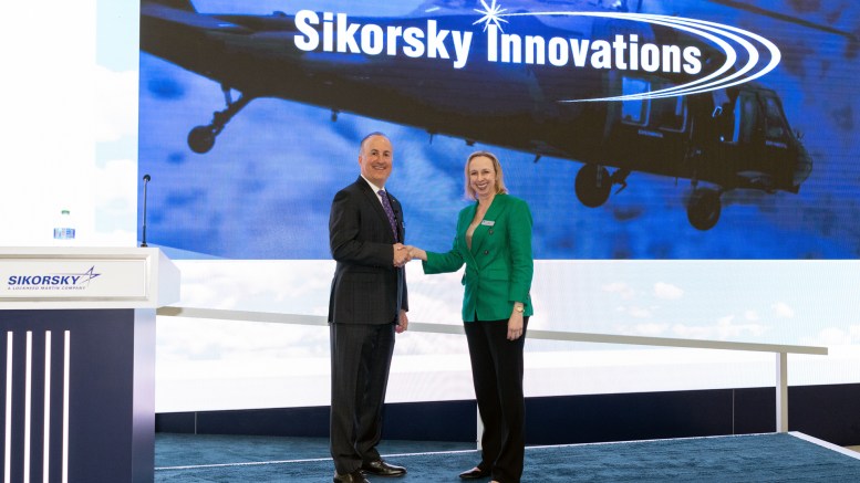 Пол Леммо, президент Sikorsky, и Эми Гаудер, президент и главный исполнительный директор по обороне и системам в GE Aerospace, объявляют о демонстраторе гибридно-электрического вертикального взлета и посадки большой дальности